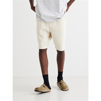 Moderne plisserede shorts i sand farve fra Woodbird