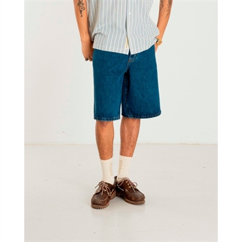 Den helt rigtige blå denim shorts i loose fit fra Woodbird