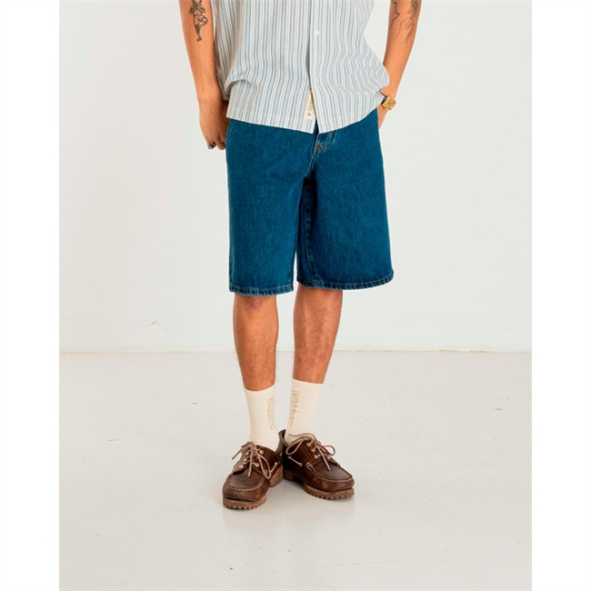 Den helt rigtige blå denim shorts i loose fit fra Woodbird