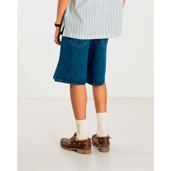 Den helt rigtige blå denim shorts i loose fit fra Woodbird