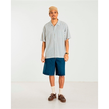 Den helt rigtige blå denim shorts i loose fit fra Woodbird