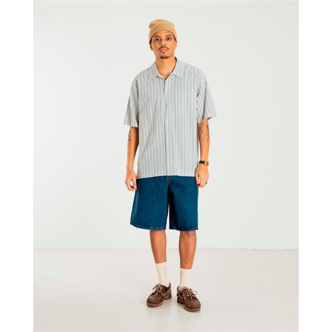 Den helt rigtige blå denim shorts i loose fit fra Woodbird