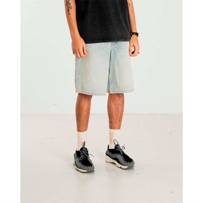 Den helt rigtige lyseblå denim shorts i loose fit fra Woodbird
