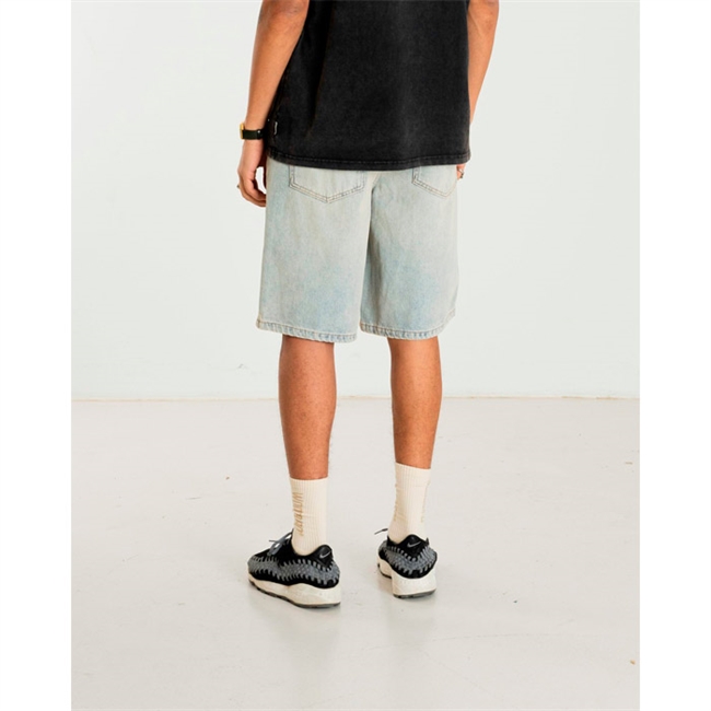 Den helt rigtige lyseblå denim shorts i loose fit fra Woodbird
