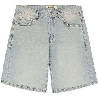 Den helt rigtige lyseblå denim shorts i loose fit fra Woodbird