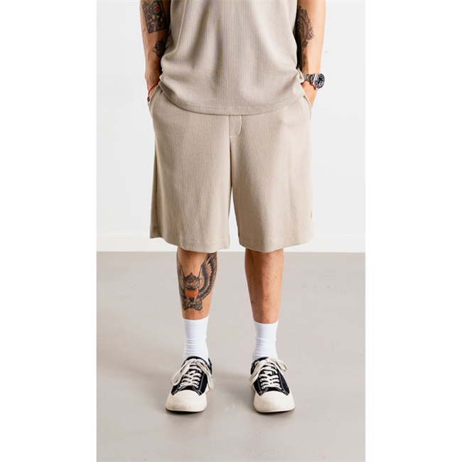 Moderne struktureret shorts i beige fra Woodbird