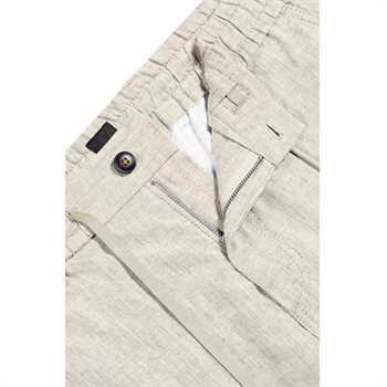 Chino tapered hør shorts i sand farve fra BOSS