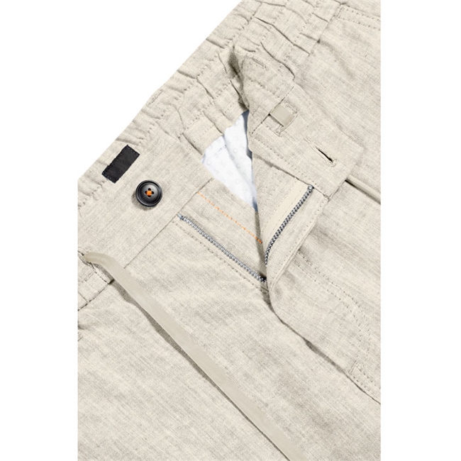Chino tapered hør shorts i sand farve fra BOSS