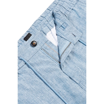 Chino tapered hør shorts i støvet lyseblå fra BOSS