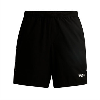 Lækker let sort shorts fra BOSS med ikoniske striber ned langs siden og logo.