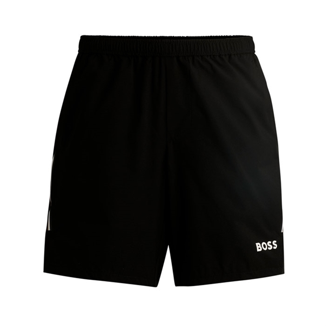 Lækker let sort shorts fra BOSS med ikoniske striber ned langs siden og logo.