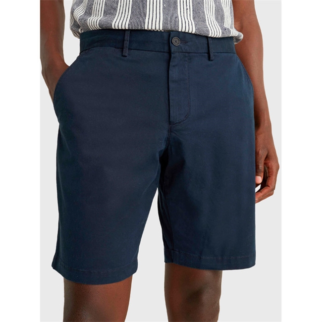 Klassiske chino shorts i blå fra Tommy Hilfiger.