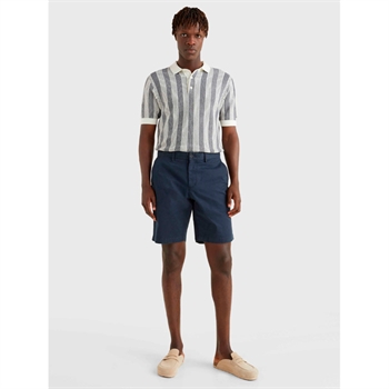 Klassiske chino shorts i blå fra Tommy Hilfiger.