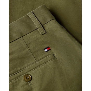 Klassiske chino shorts i grøn fra Tommy Hilfiger.
