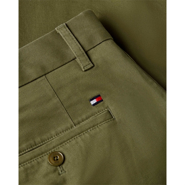 Klassiske chino shorts i grøn fra Tommy Hilfiger.
