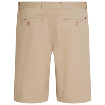 Klassiske chino shorts i beige fra Tommy Hilfiger.