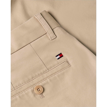 Klassiske chino shorts i beige fra Tommy Hilfiger.