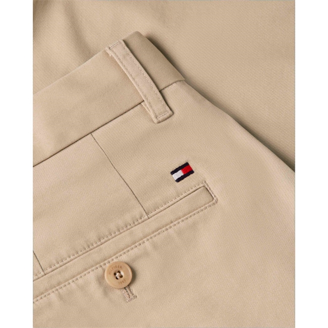 Klassiske chino shorts i beige fra Tommy Hilfiger.