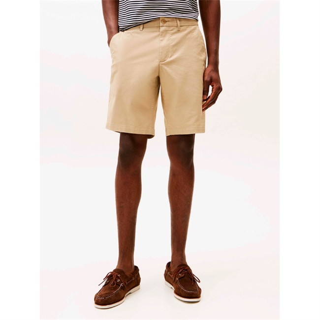 Klassiske chino shorts i beige fra Tommy Hilfiger.