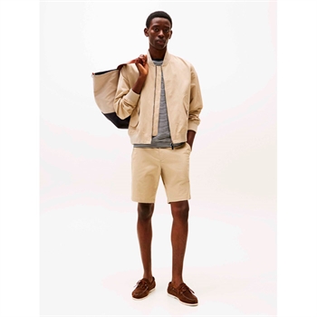 Klassiske chino shorts i beige fra Tommy Hilfiger.