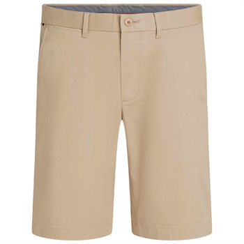 Klassiske chino shorts i beige fra Tommy Hilfiger.
