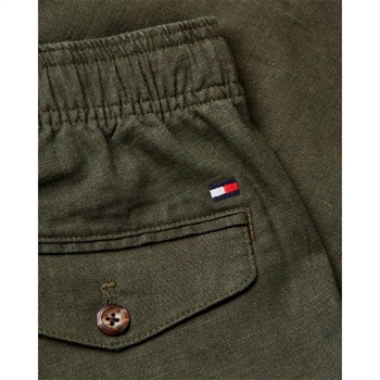 Smarte hør shorts i grøn fra Tommy Hilfiger.