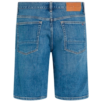 Lækker lys blå denim shorts fra Tommy Hilfiger.