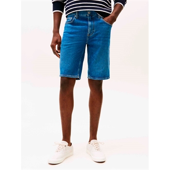 Lækker lys blå denim shorts fra Tommy Hilfiger.