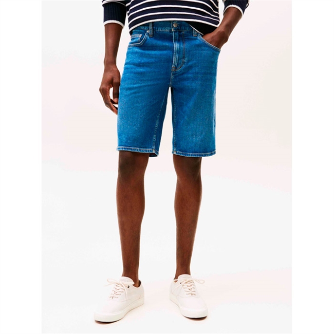 Lækker lys blå denim shorts fra Tommy Hilfiger.