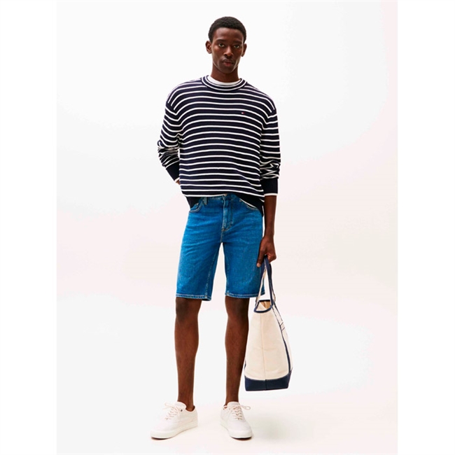 Lækker lys blå denim shorts fra Tommy Hilfiger.