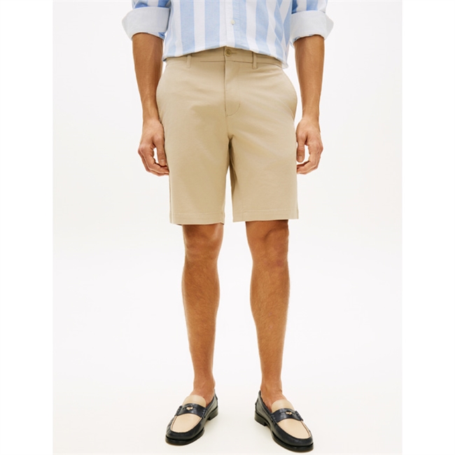 Pæne Chino shorts i sandfarve fra Tommy Hilfiger