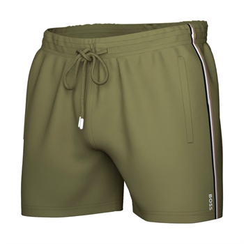 Ikoniske grønne badeshorts fra BOSS med de velkendte logo striber ned langs siden.