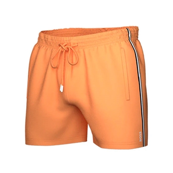 Ikoniske orange badeshorts fra BOSS med de velkendte logo striber ned langs siden.