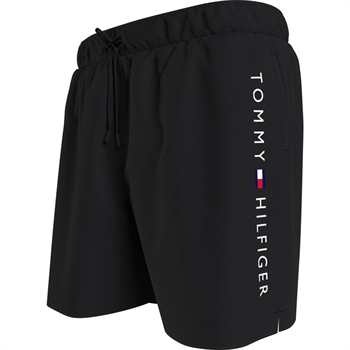 Sort badeshorts fra Tommy Hilfiger med logo.