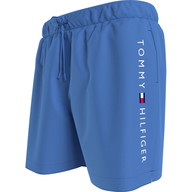 Smarte blå badeshorts fra Tommy Hilfiger med logo.