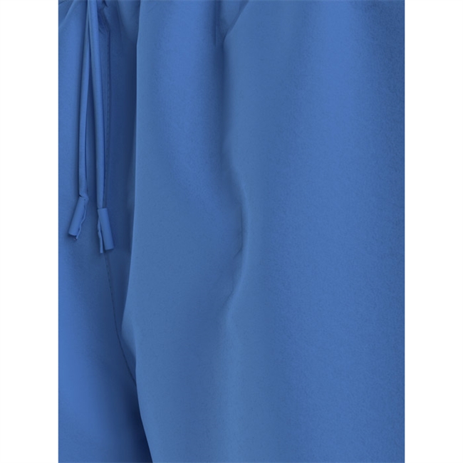 Smarte blå badeshorts fra Tommy Hilfiger med logo.