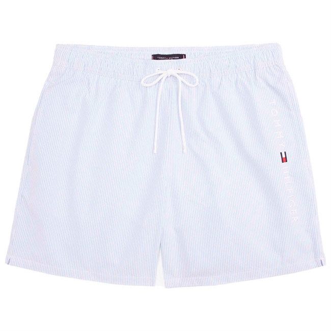 Smarte stribede badeshorts fra Tommy Hilfiger.