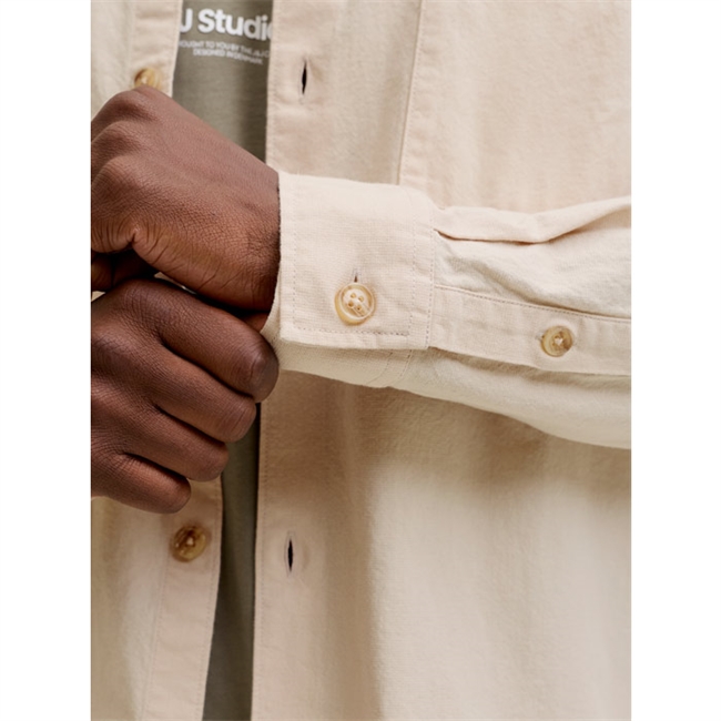 Lækker moderne overshirt i sand farve fra Jack & Jones