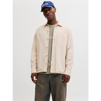 Lækker moderne overshirt i sand farve fra Jack & Jones