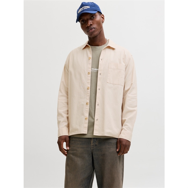 Lækker moderne overshirt i sand farve fra Jack & Jones