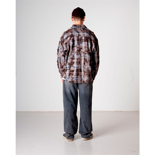 Moderne brun ternet overshirt med ripped detaljer fra Woodbird