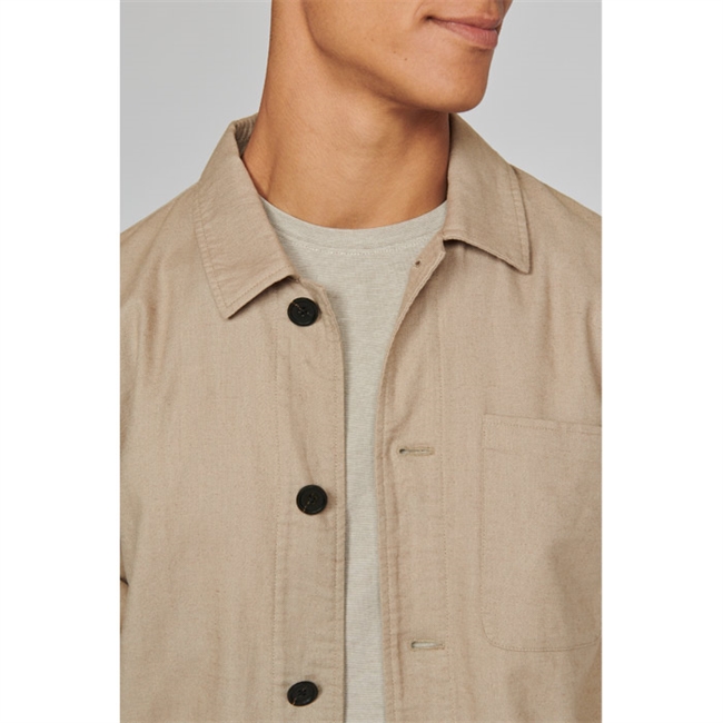 Flot og let overshirt fra Matinique i beige.