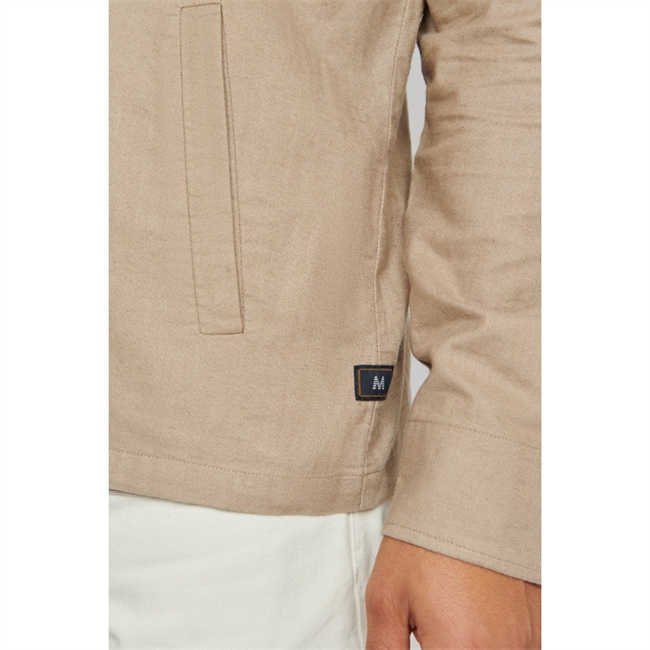 Flot og let overshirt fra Matinique i beige.