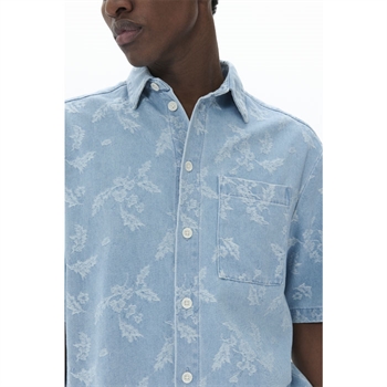 Pæn denim overshirt i lyseblå med mønster fra Matinique