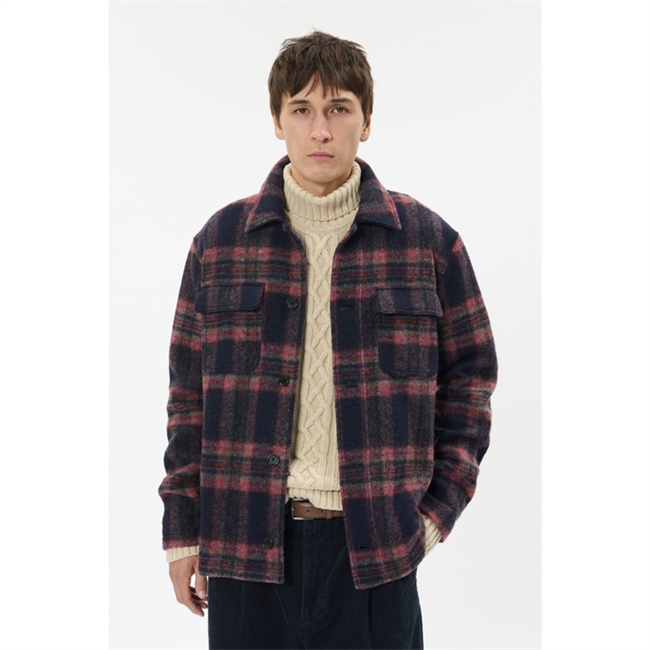 Moderne ternet overshirt i navy og røde tern fra Matinique