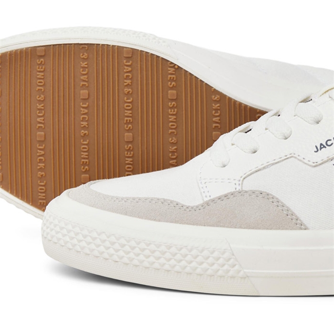 ack & Jones\' hvide sneakers med mørkeblå detaljer omkring høl kappen.