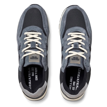 Super flot og sporty Sneaker i blå nuancer med hvid sål fra Jack & Jones.