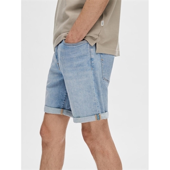 Smarte lyseblå denim shorts fra Selected.