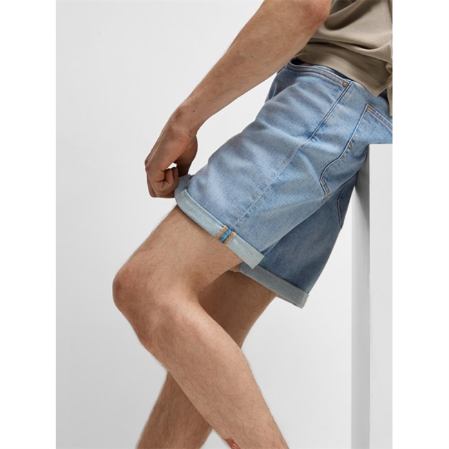 Smarte lyseblå denim shorts fra Selected.