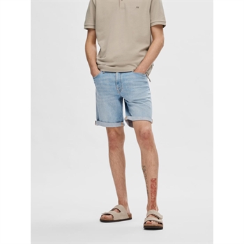 Smarte lyseblå denim shorts fra Selected.